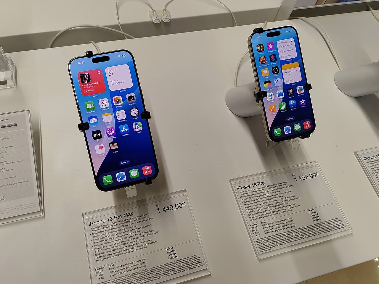 iPhone Pro — série Pro, titanium (réf. visuelle catalogue) (256 Go)
