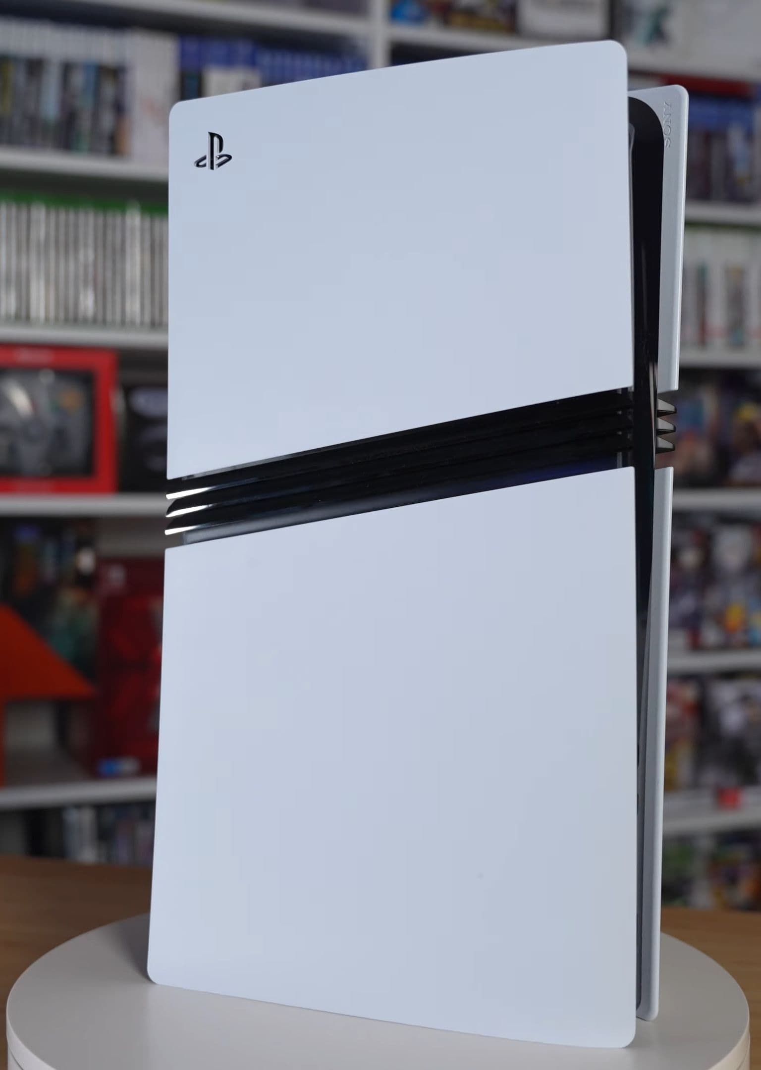 PlayStation 5 Pro — trois bandes noires caractéristiques