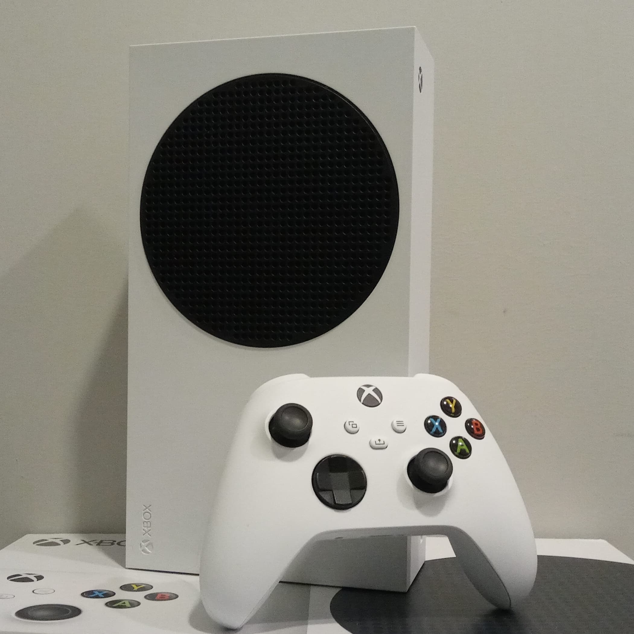 Xbox Series S blanche avec ventilateur circulaire noir