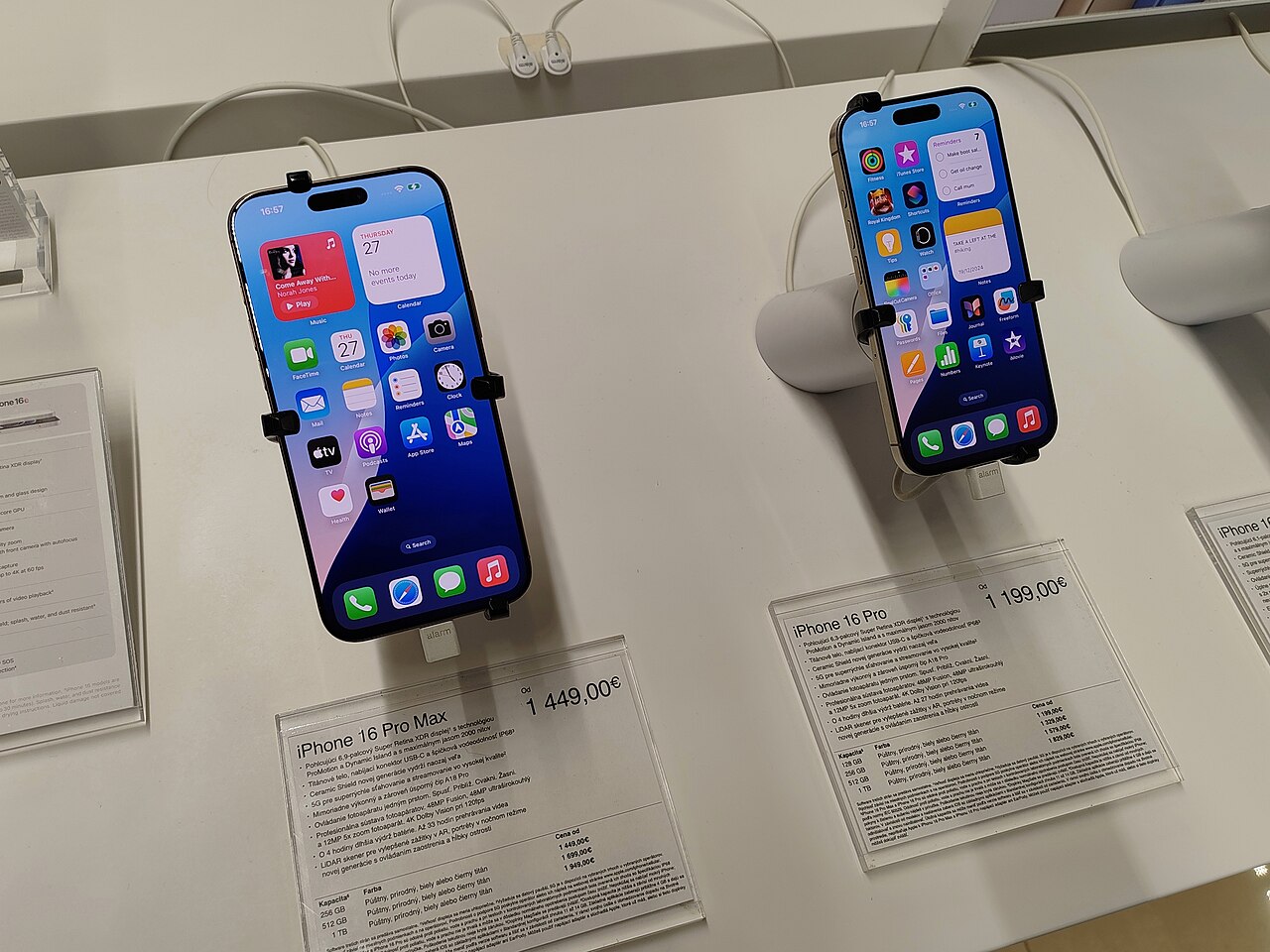 iPhone Pro — série Pro, titanium (réf. visuelle catalogue) (256 Go)